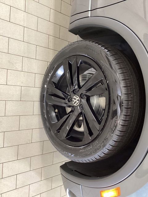 Certified 2023 Volkswagen Tiguan SE R-Line FWD image 32