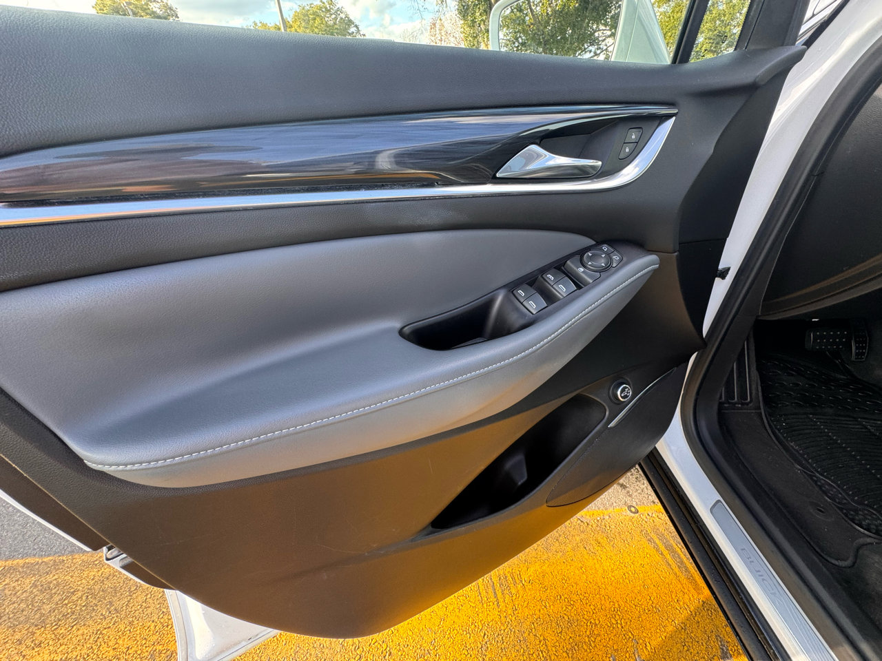 Used 2019 Buick Enclave Essence image 25