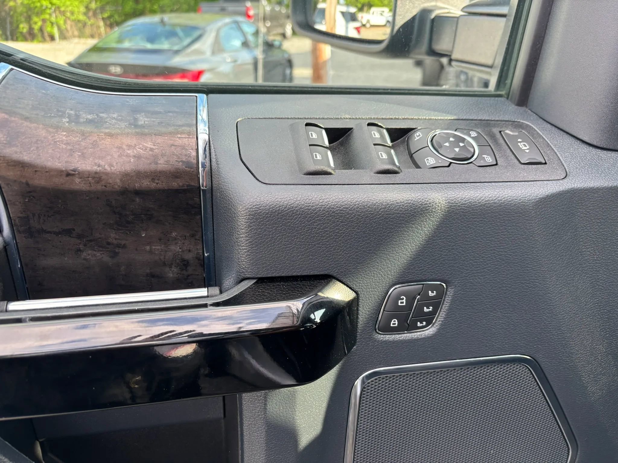 Used 2022 Ford F250 Lariat w/ Black Appearance Package image 12