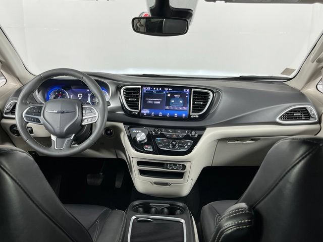 Used 2024 Chrysler Pacifica Touring-L FWD image 11
