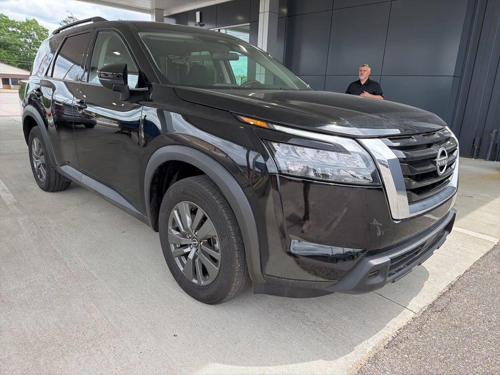 Used 2024 Nissan Pathfinder SV FWD image 3