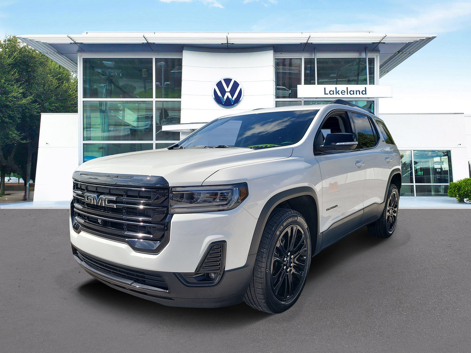 Used 2023 GMC Acadia SLT w/ Elevation Edition FWD image 2