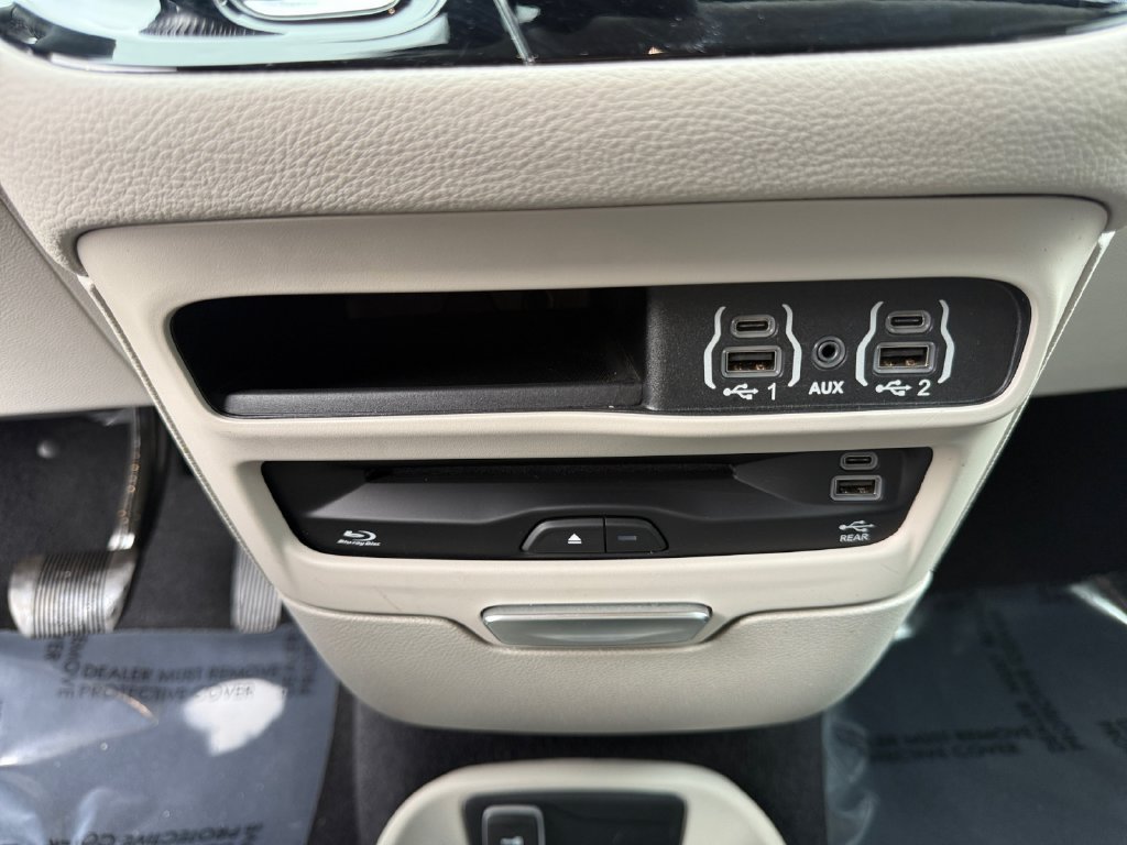 Used 2022 Chrysler Pacifica Touring-L w/ Uconnect Theater Family Group AWD/4WD image 21