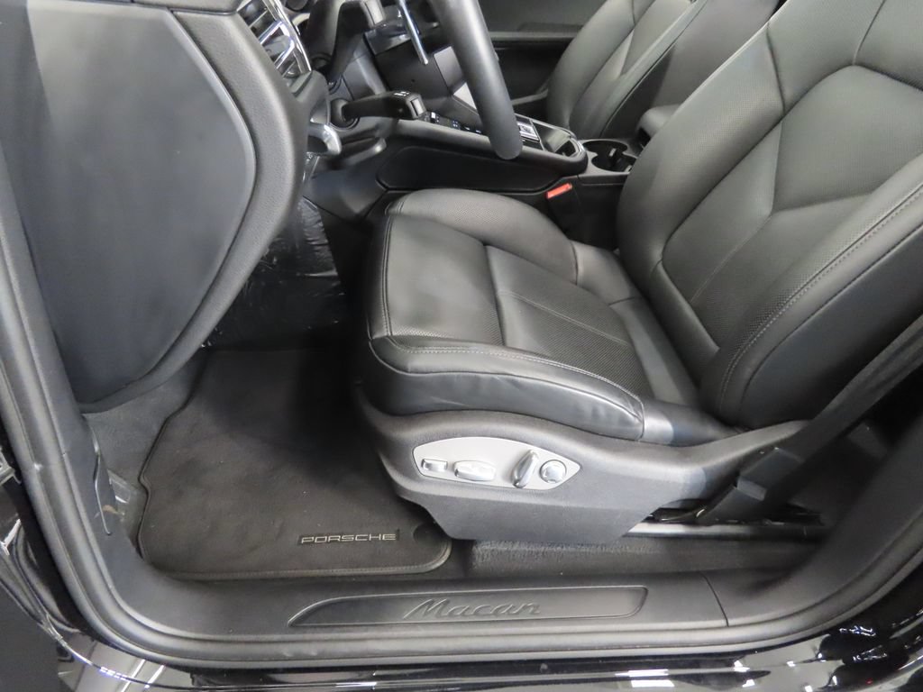 Certified 2026 Porsche Macan AWD/4WD image 40