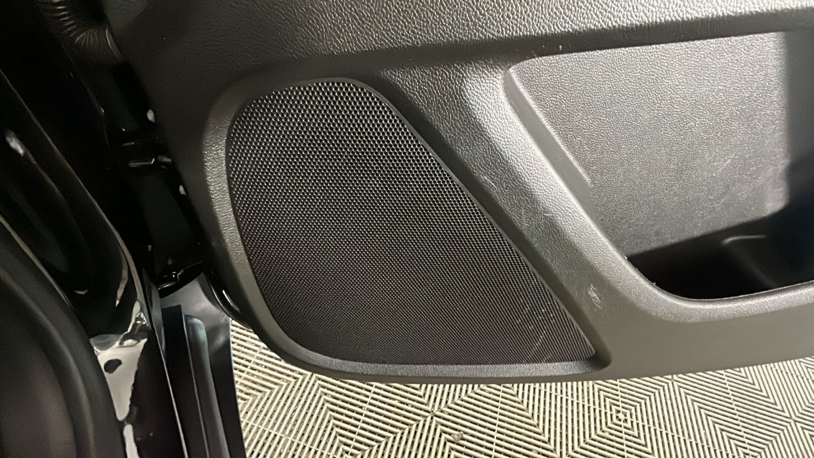 Used 2023 Chevrolet Traverse LT FWD image 35
