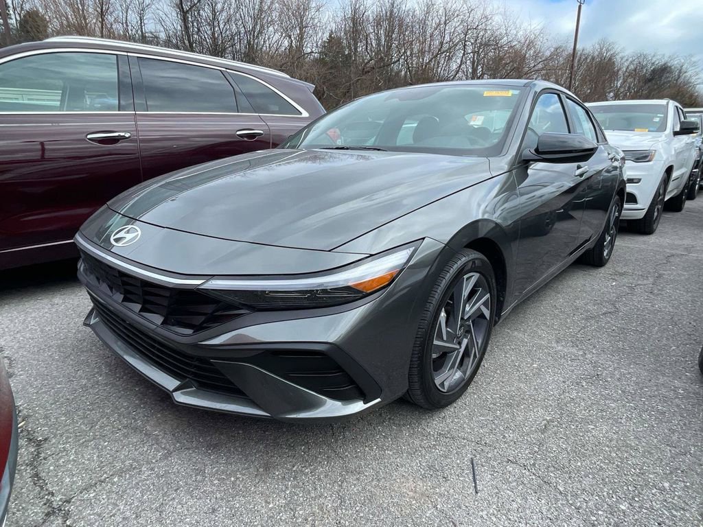 Used 2025 Hyundai Elantra Sport image 2
