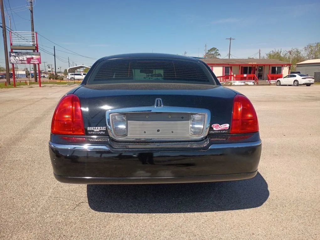 Used 2011 Lincoln Town Car Signature Limited image 4