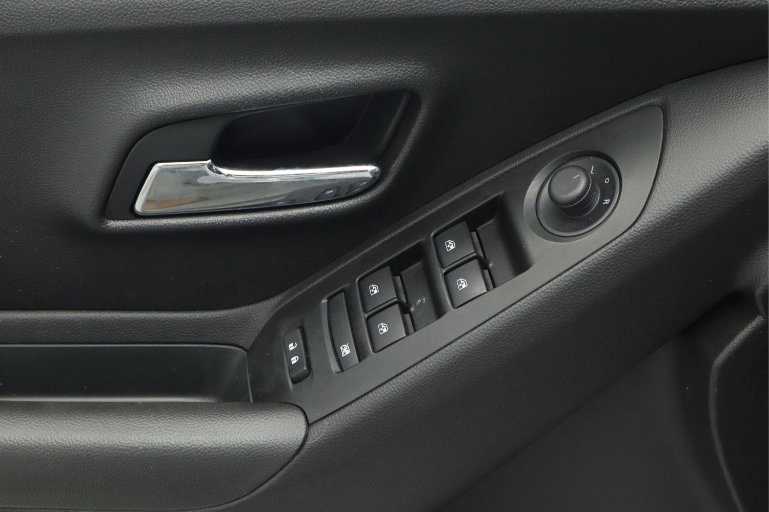 Used 2019 Chevrolet Trax LT w/ LT Convenience Package image 18