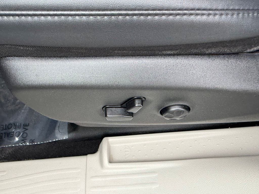 Used 2024 Chrysler Pacifica Touring-L FWD image 22