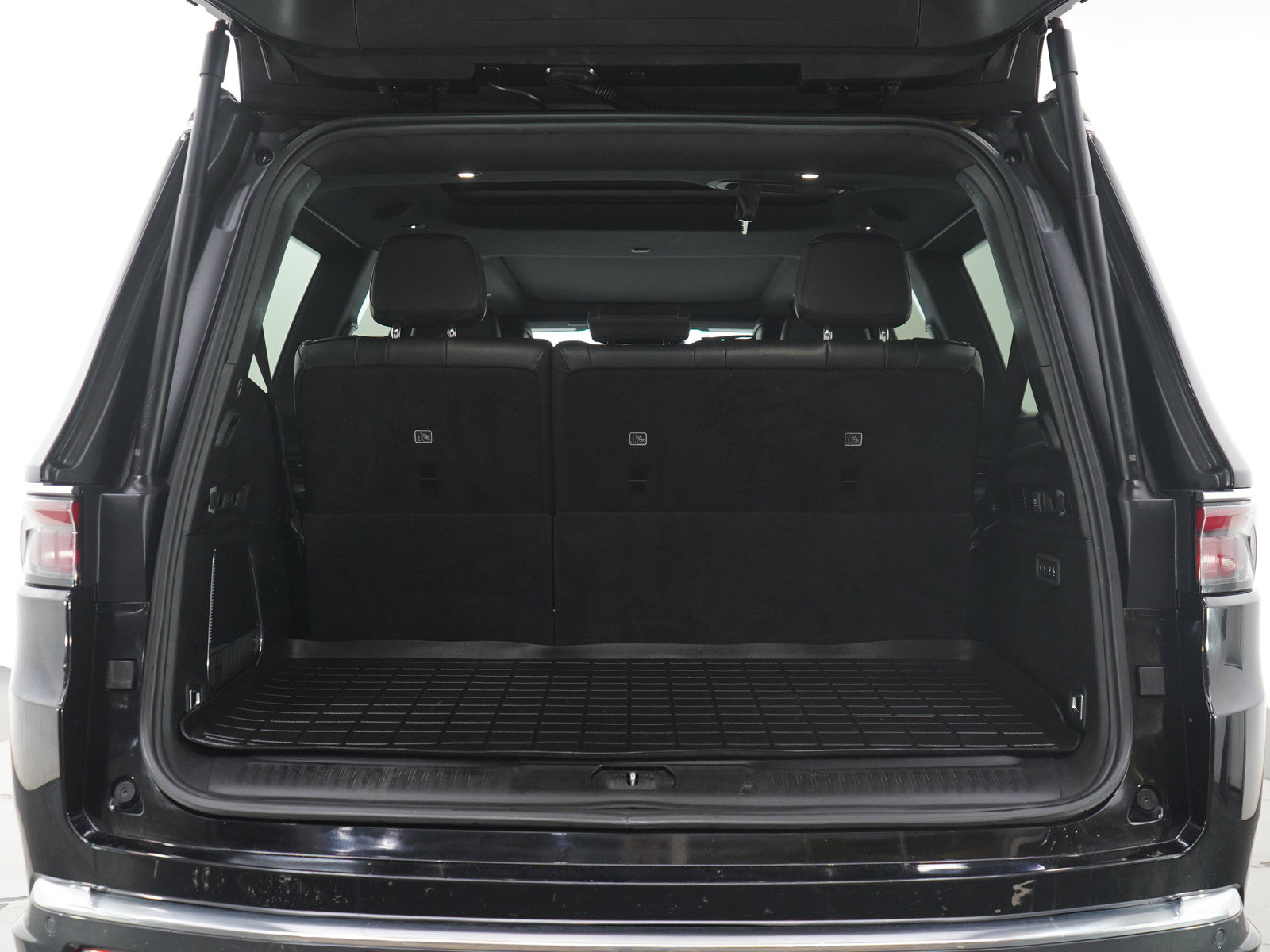 Used 2022 Jeep Wagoneer Series III w/ Premium Group I image 17