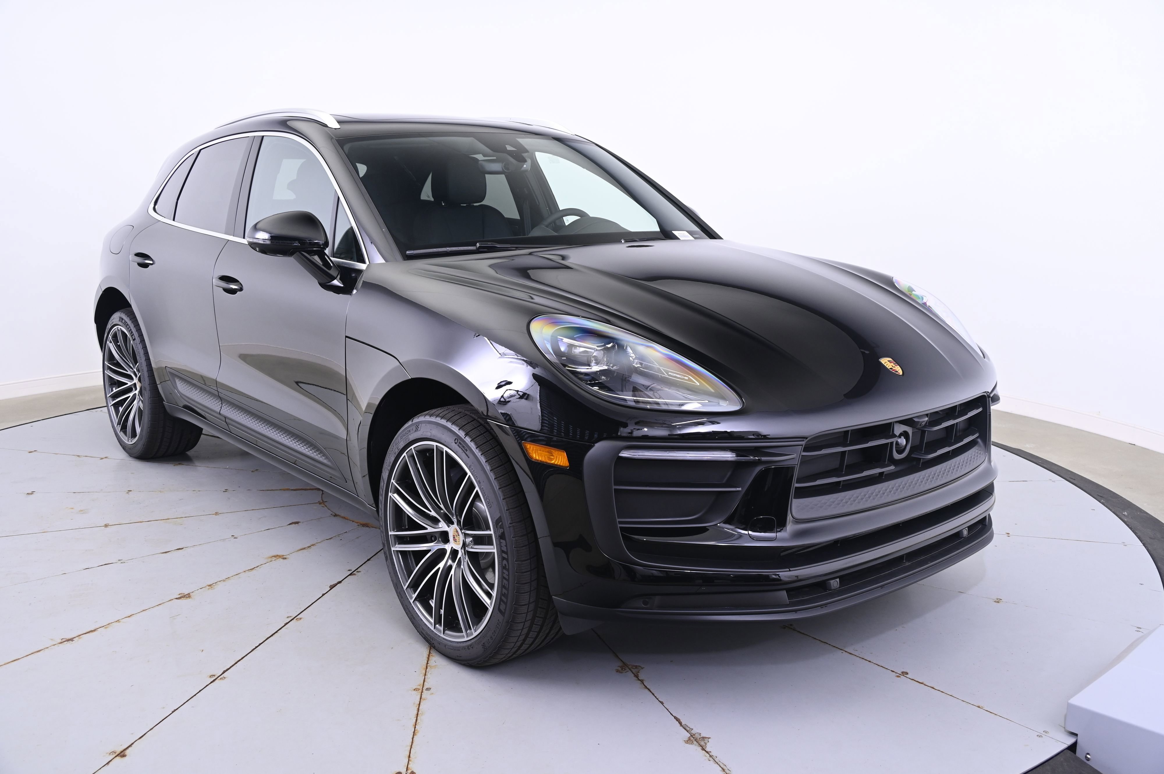 Certified 2025 Porsche Macan image 9