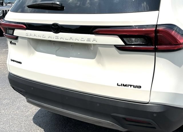 Used 2024 Toyota Grand Highlander AWD Hybrid image 17