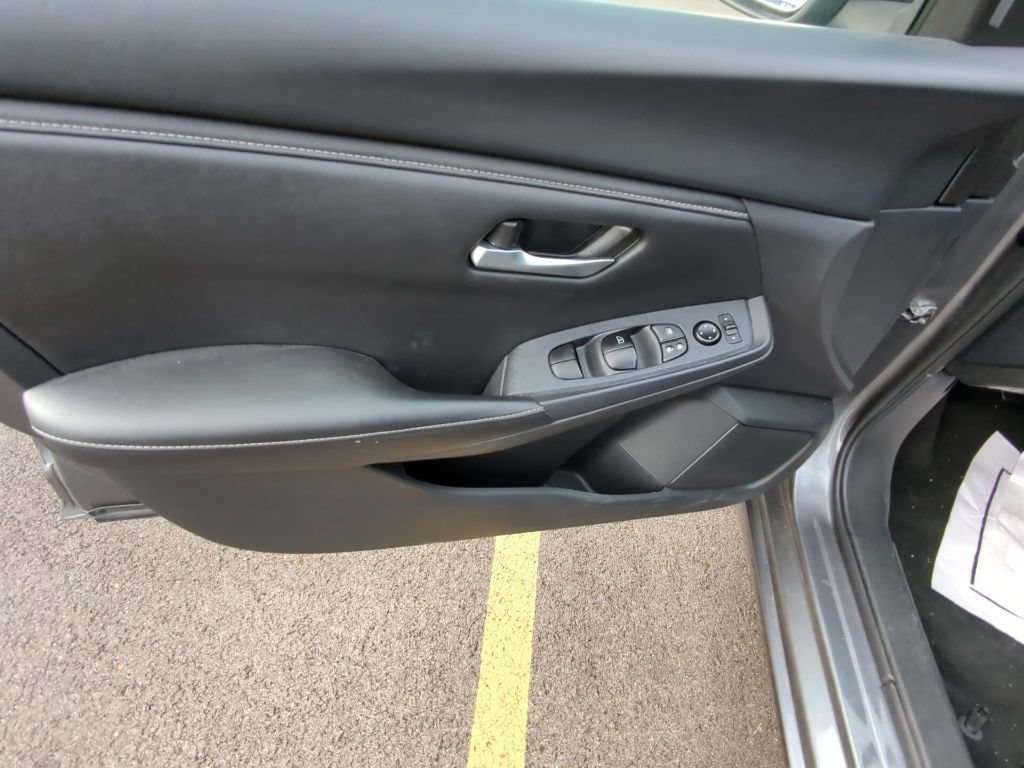 Used 2025 Nissan Sentra SV FWD image 8