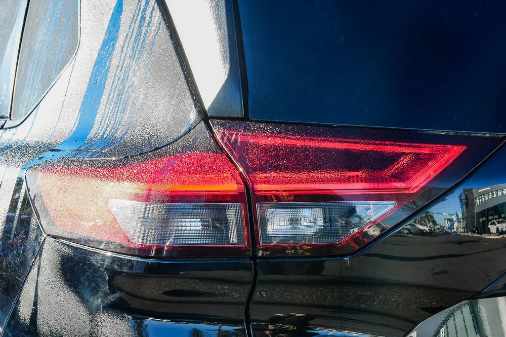 Used 2023 Nissan Rogue SV image 9