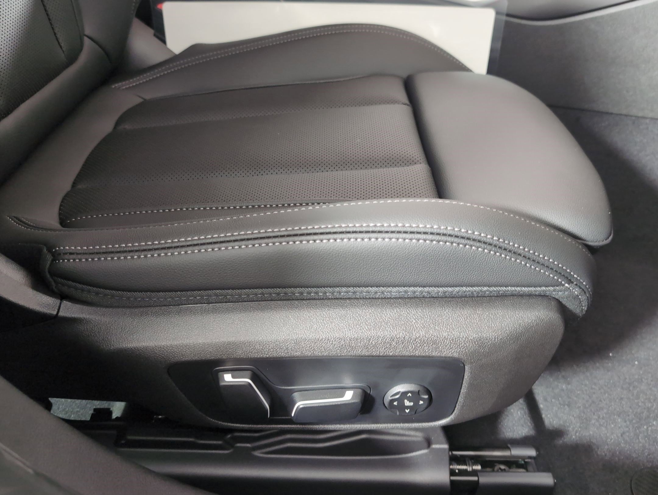 Used 2026 BMW 330i Sedan w/ M Sport Package image 32