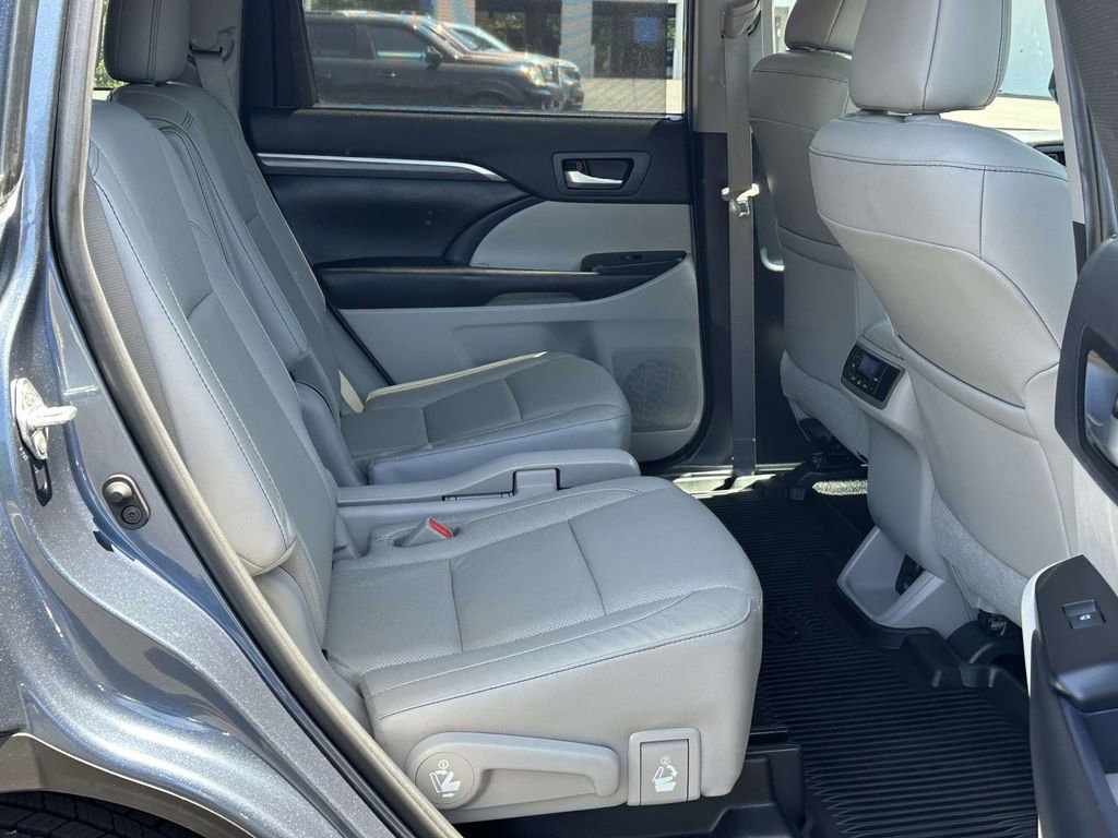 Used 2019 Toyota Highlander Limited AWD/4WD image 7