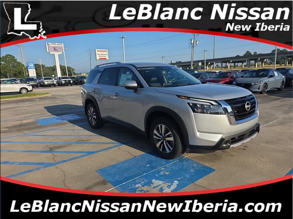 New 2025 Nissan Pathfinder SL image 1