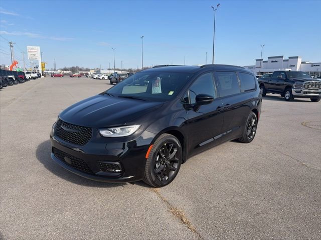 New 2026 Chrysler Pacifica Limited w/ S Appearance Package image 2