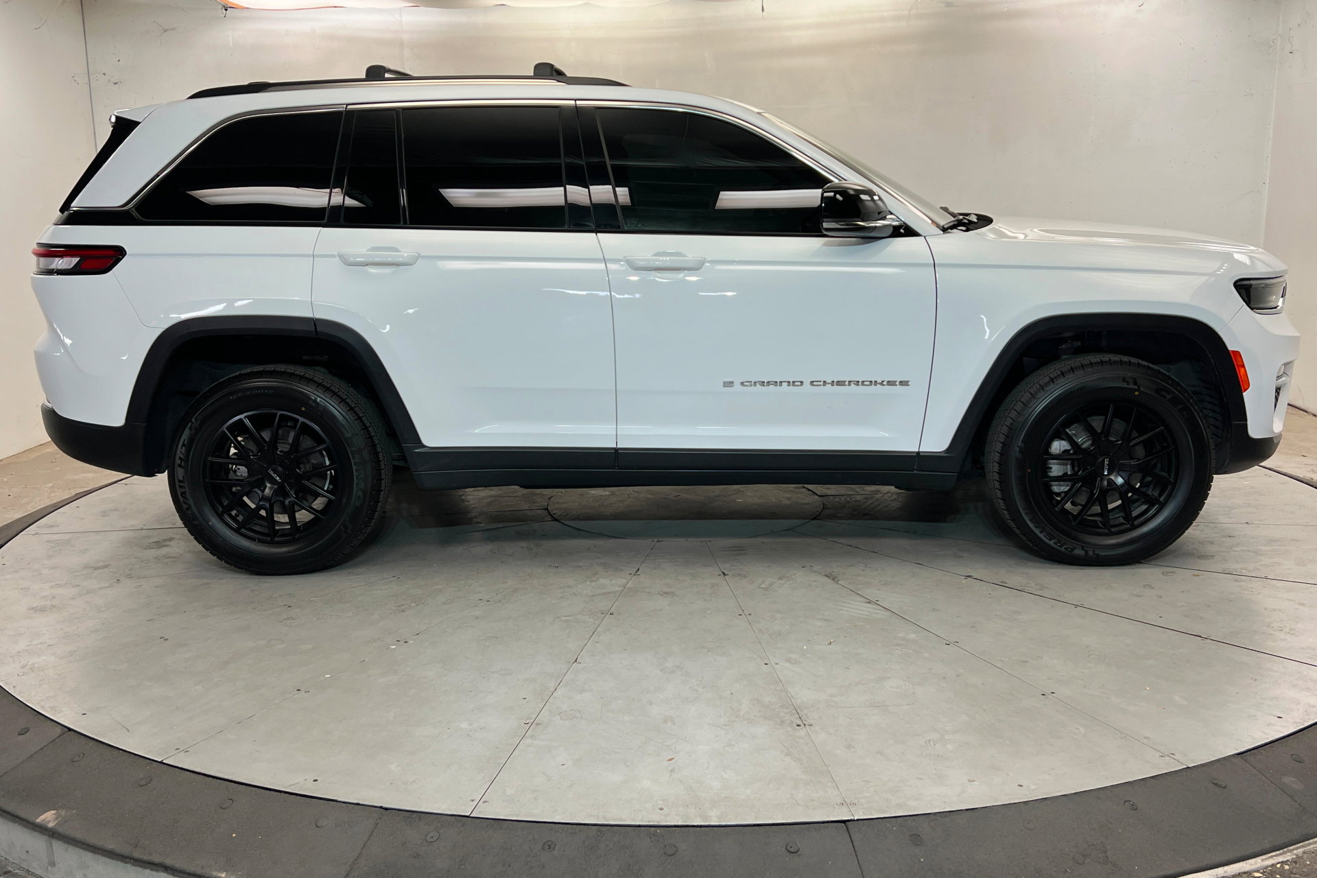 Used 2022 Jeep Grand Cherokee Limited AWD/4WD image 7