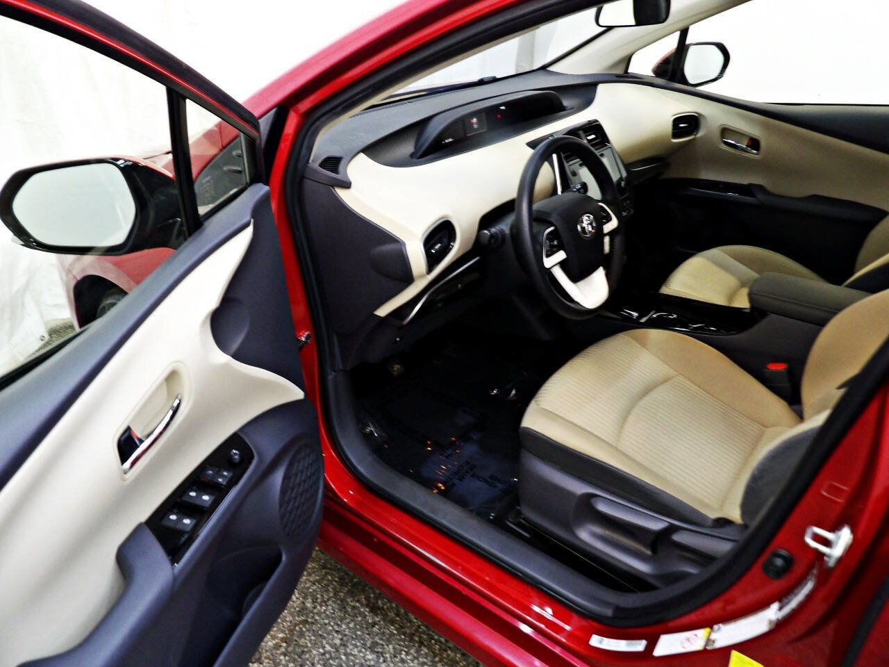 Used 2017 Toyota Prius Three w/ Carpet Mat Package FWD image 9