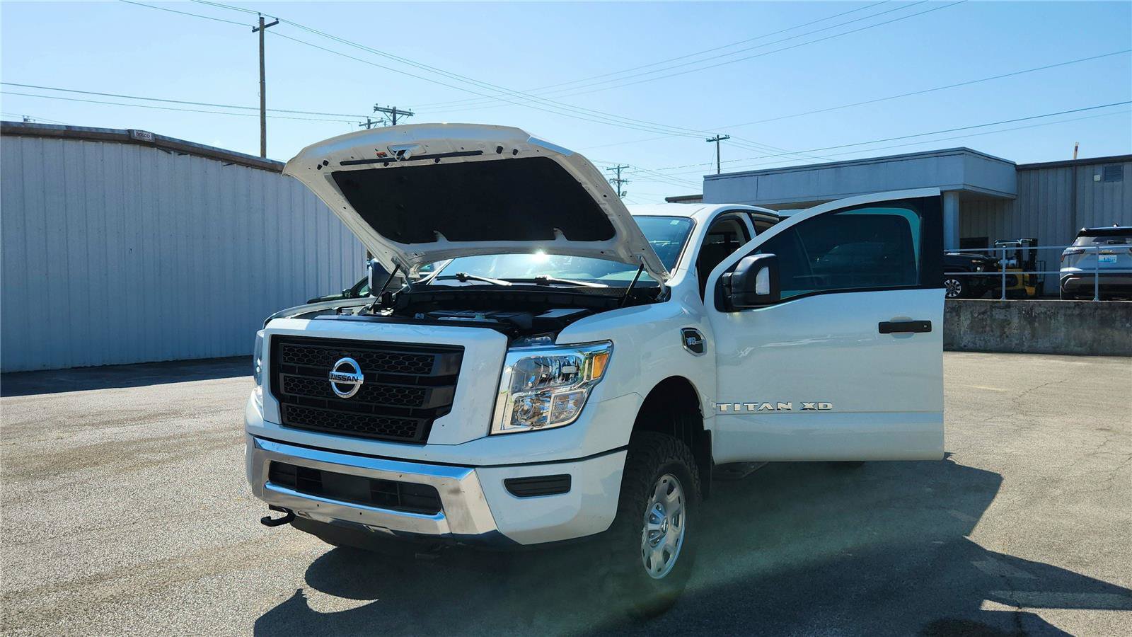 Used 2022 Nissan Titan SV AWD/4WD image 8