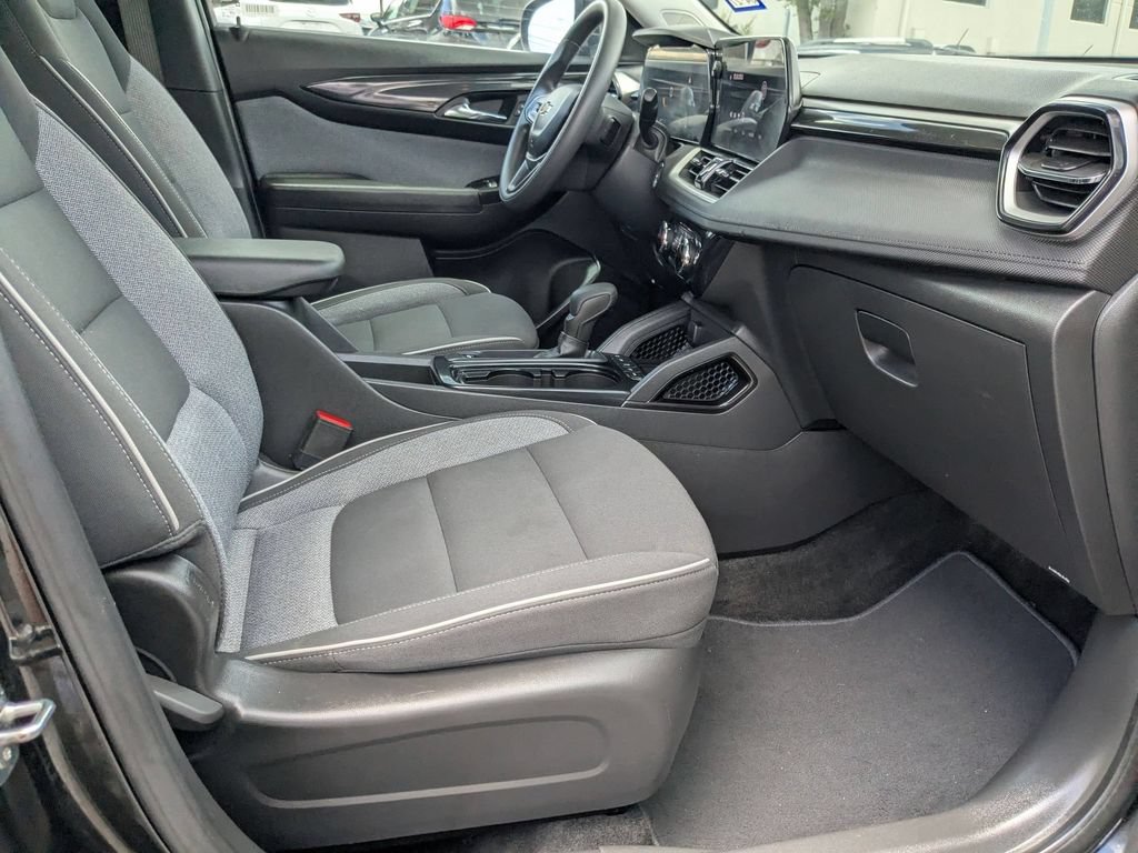Used 2025 Chevrolet TrailBlazer LT AWD/4WD image 25
