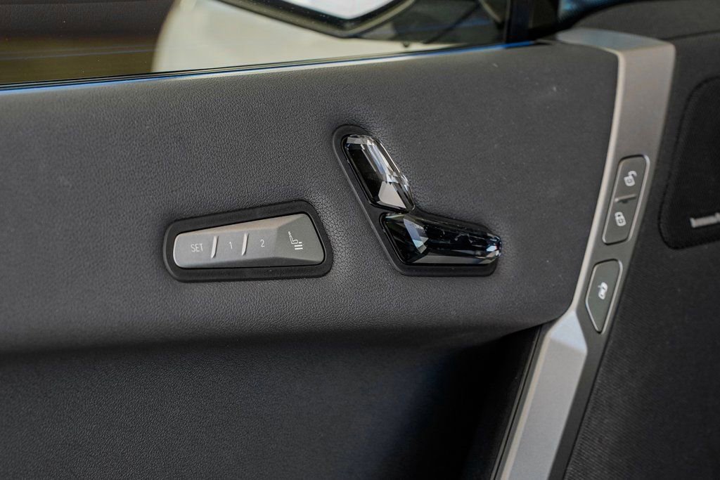 Used 2025 BMW iX xDrive50 w/ Premium Package image 10