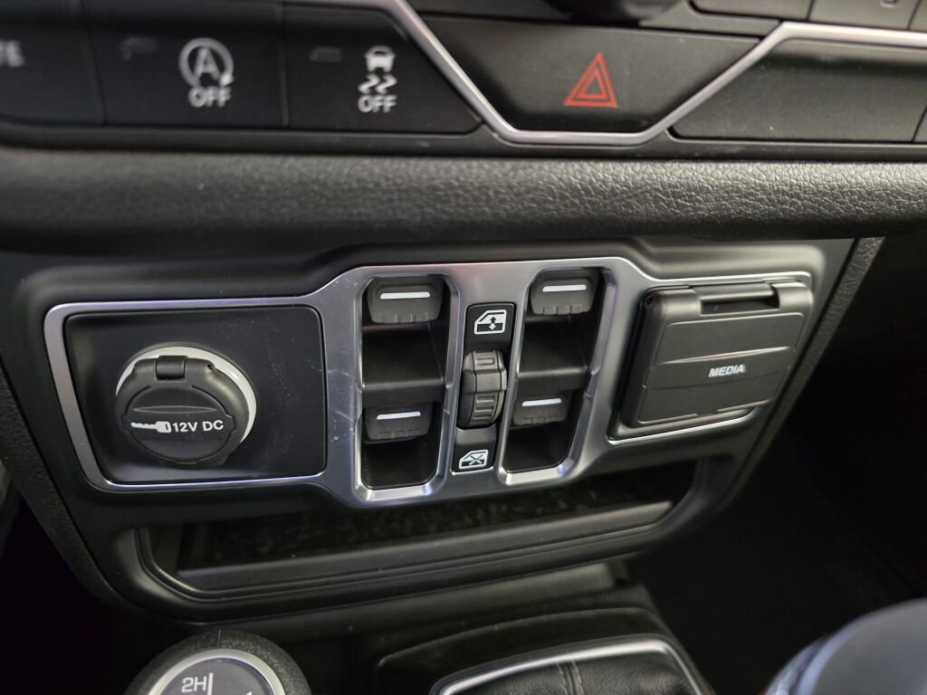 Used 2025 Jeep Wrangler Sport S image 33