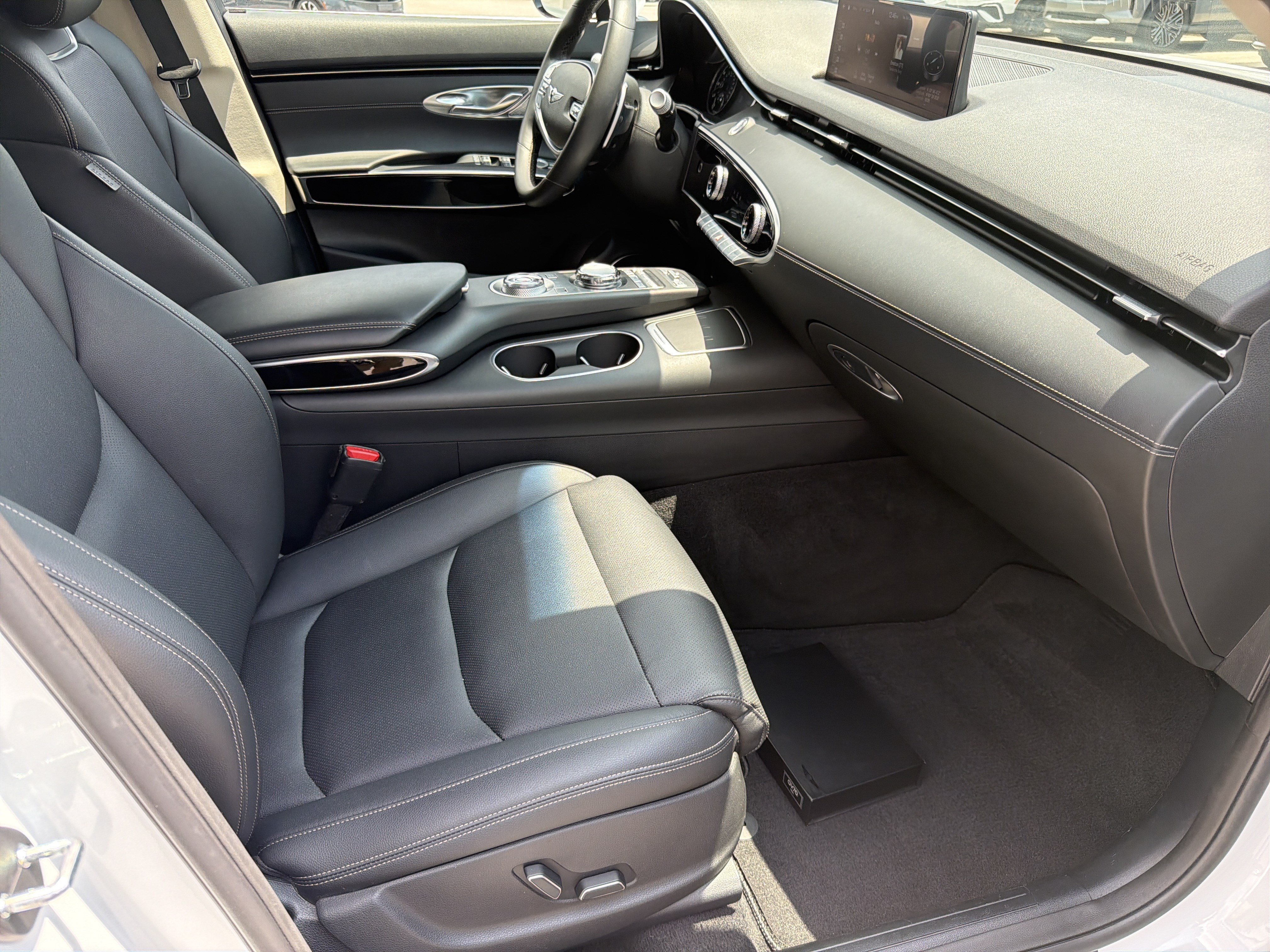 Used 2025 Genesis GV70 2.5T AWD/4WD image 24