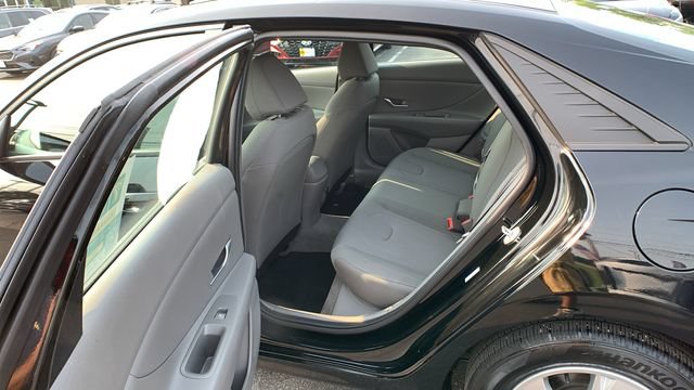 Used 2023 Hyundai Elantra SE FWD image 18