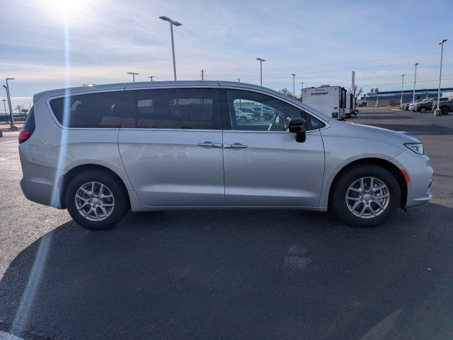 New 2026 Chrysler Pacifica Select image 12