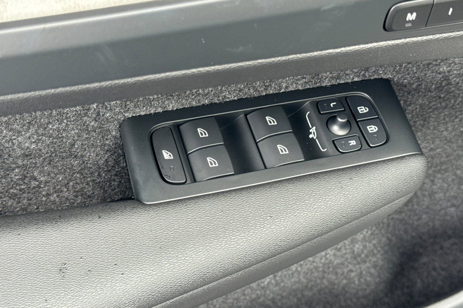 New 2026 Volvo EX40 Plus w/ Climate Package image 15