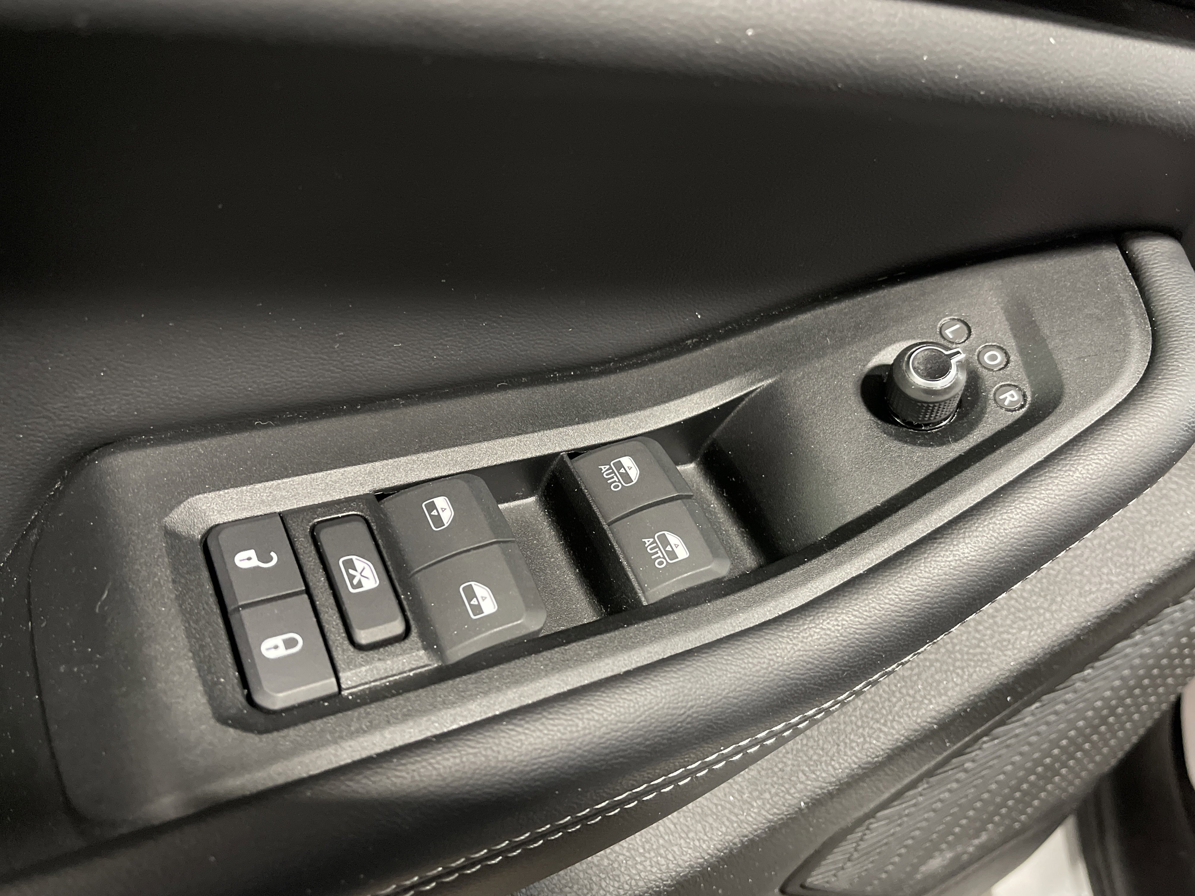 Used 2024 Jeep Grand Cherokee Laredo image 8