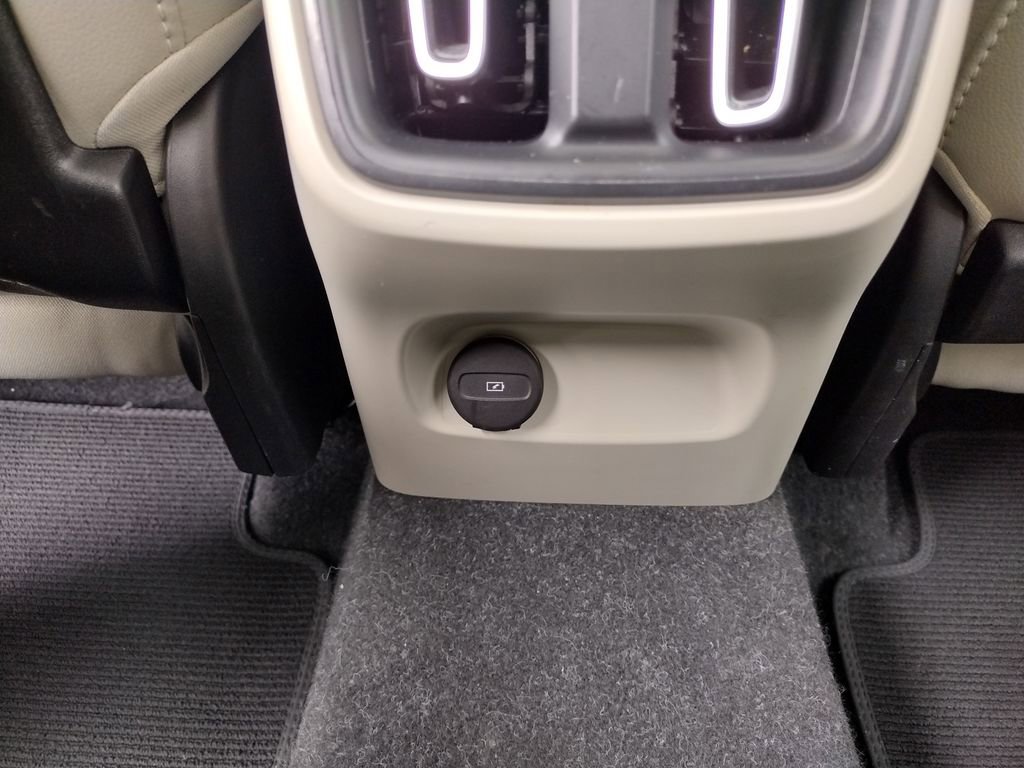 Used 2023 Volvo XC40 B4 Ultimate image 14