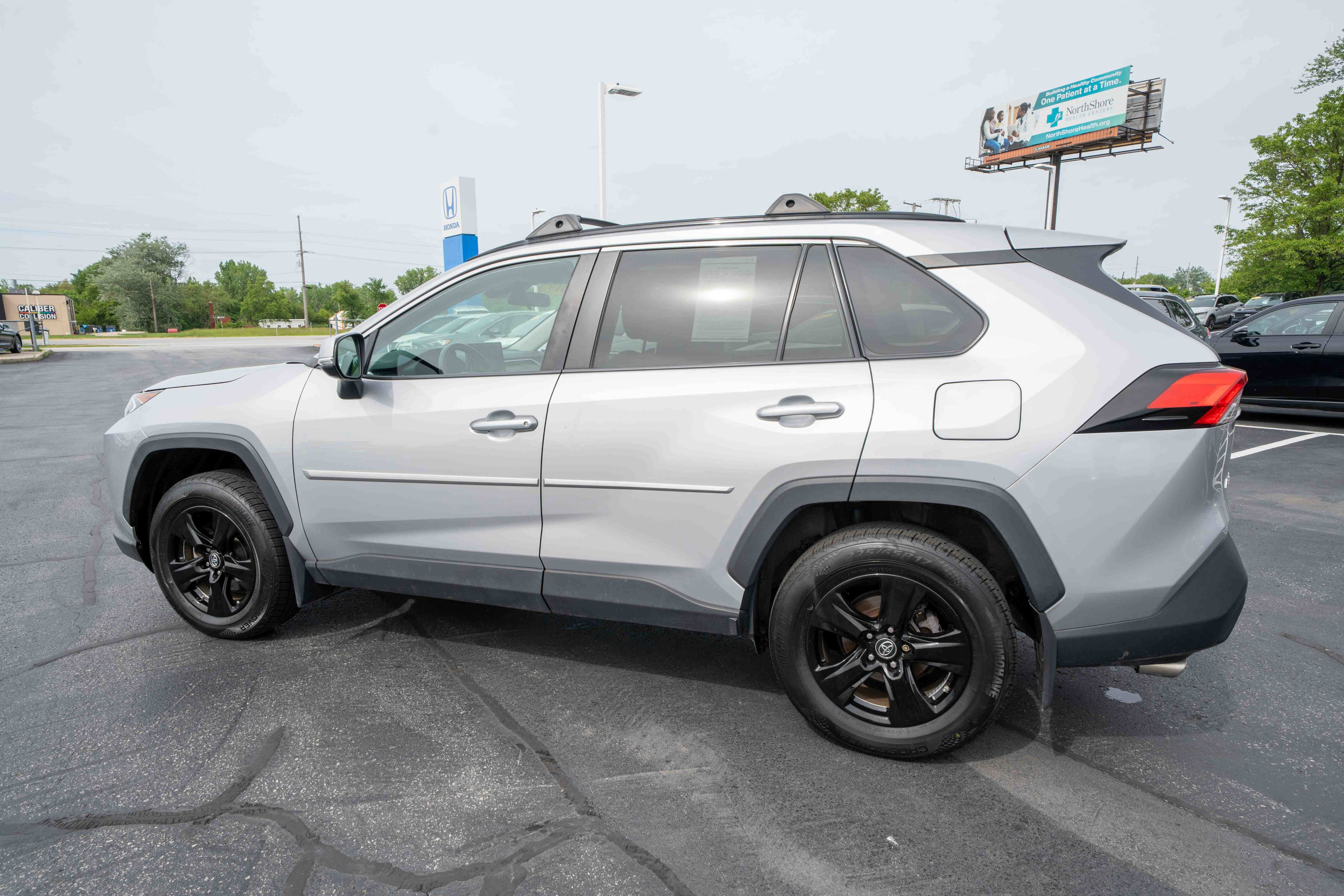 Used 2019 Toyota RAV4 XLE w/ Convenience Package AWD/4WD image 4