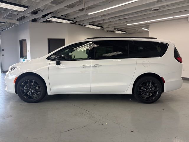 New 2026 Chrysler Pacifica Limited w/ S Appearance Package AWD/4WD image 4