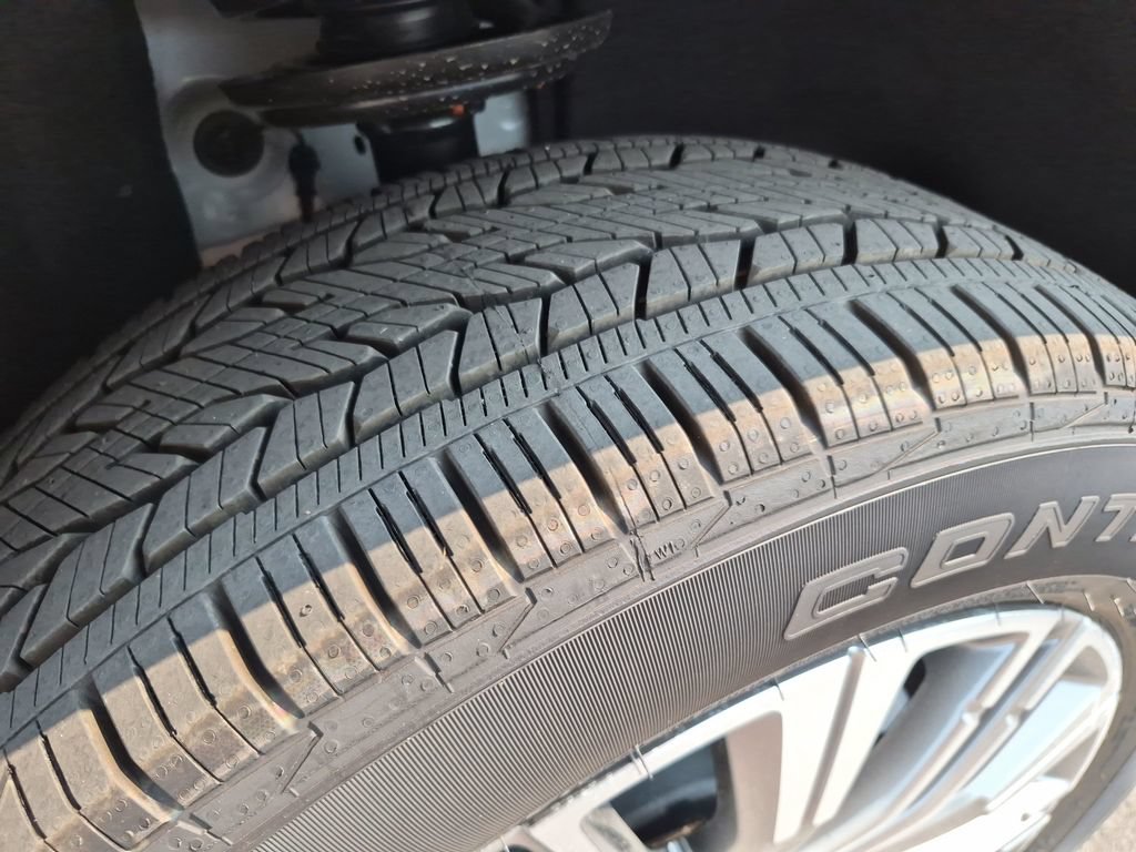 New 2027 GMC Acadia Denali w/ LPO, Floor Liner Package FWD image 15