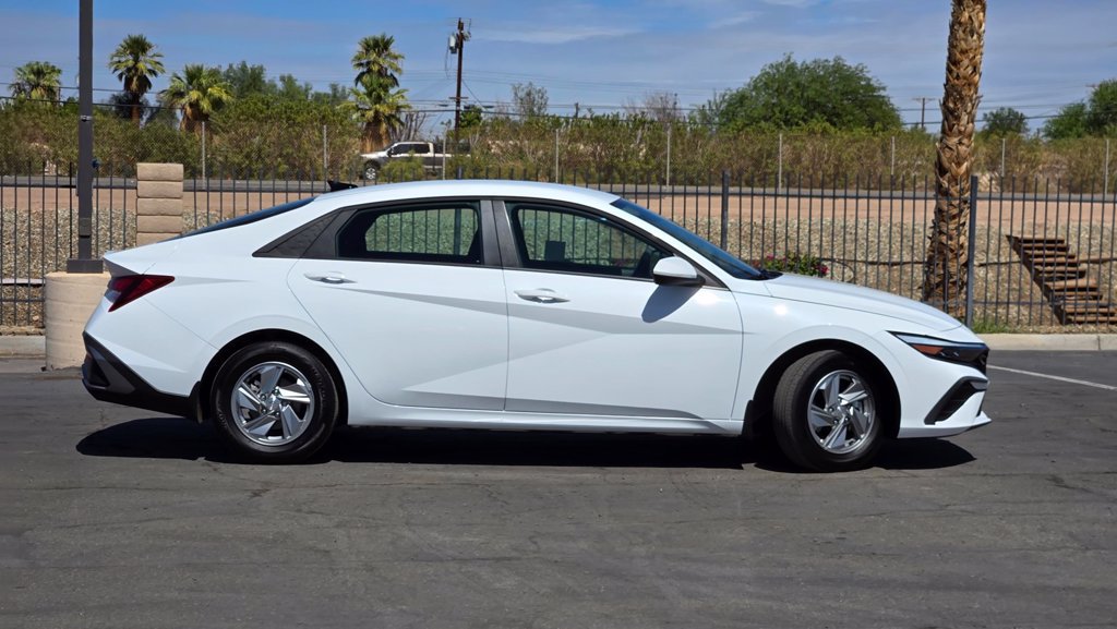 Used 2026 Hyundai Elantra SE FWD image 3