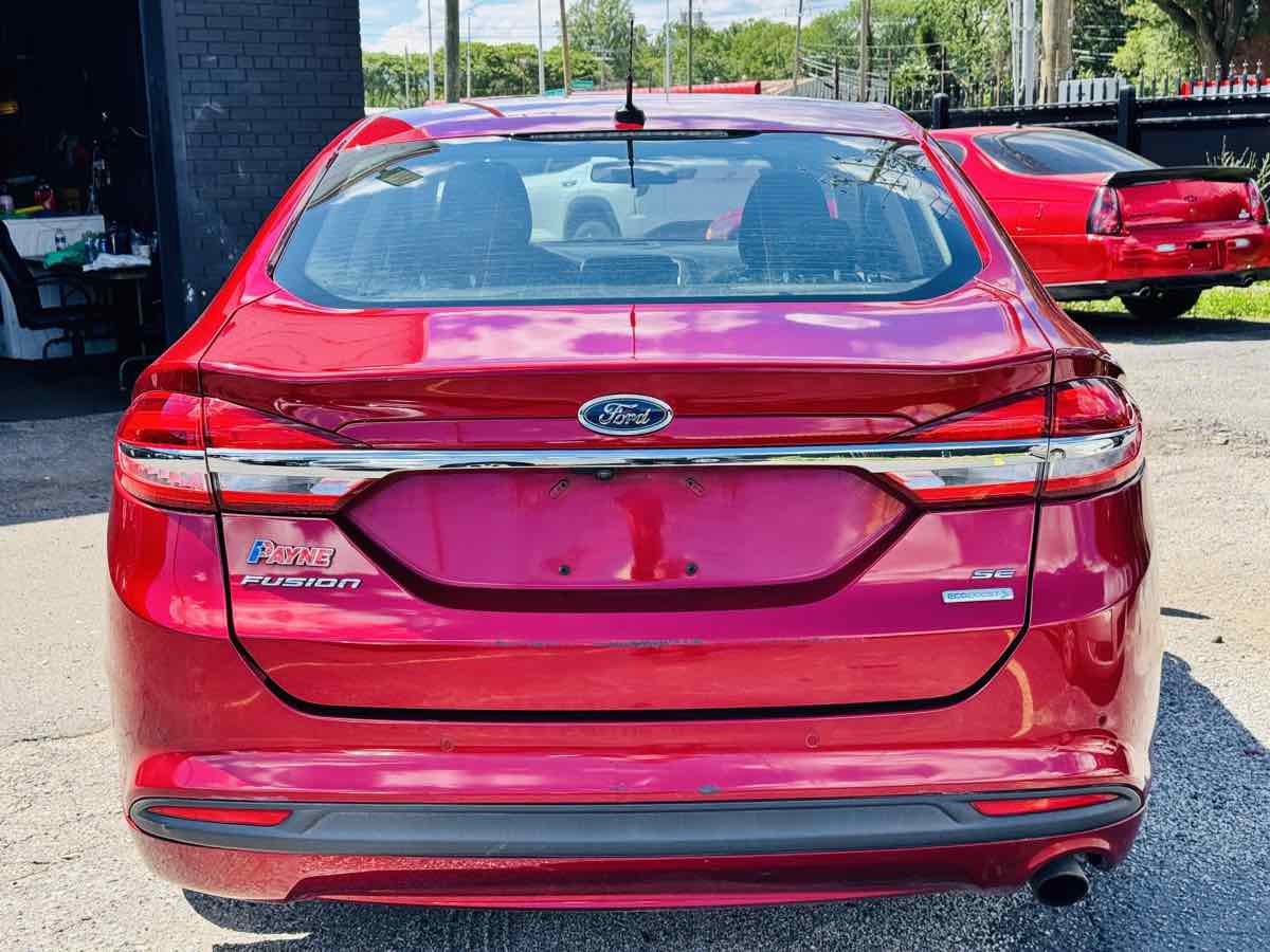 Used 2018 Ford Fusion SE w/ Fusion SE Technology Package FWD image 6