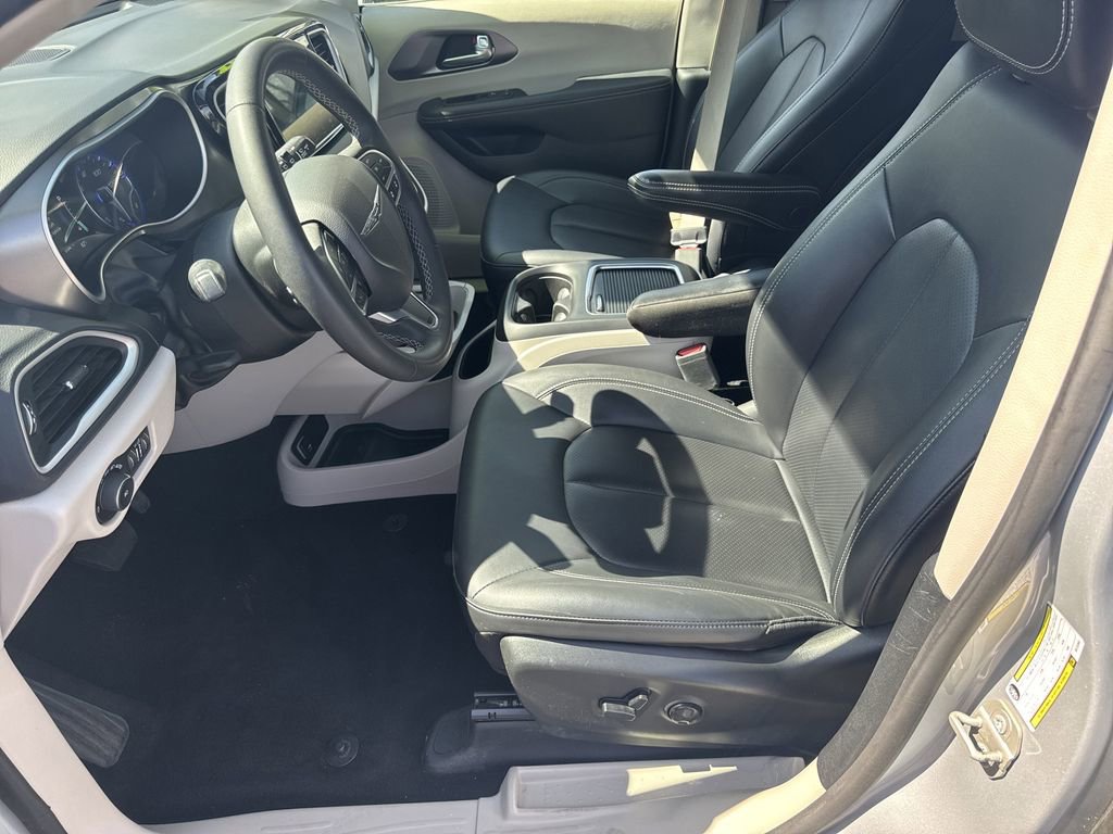 Used 2024 Chrysler Pacifica Touring-L image 9