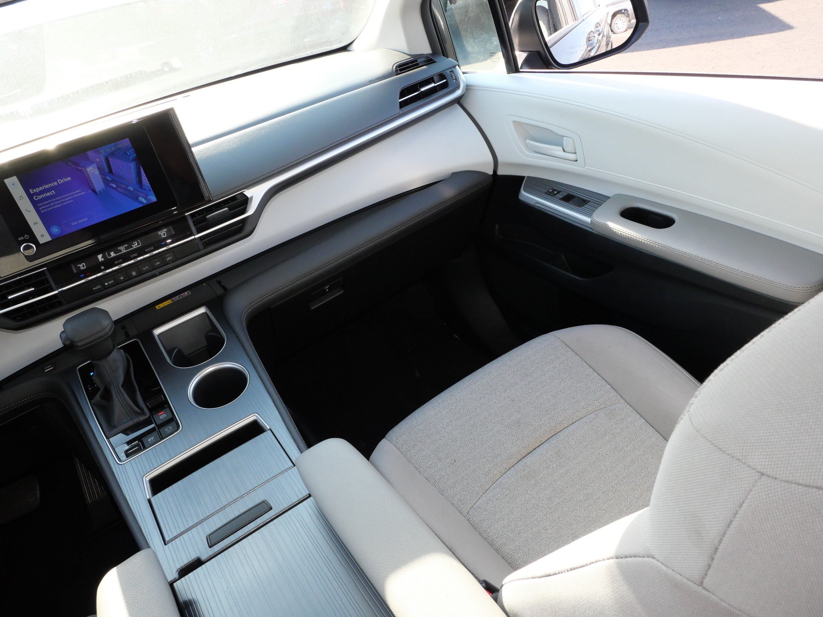 Used 2025 Toyota Sienna LE AWD/4WD image 11