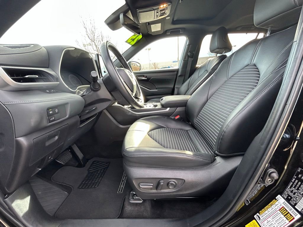 Used 2025 Toyota Highlander XSE image 12