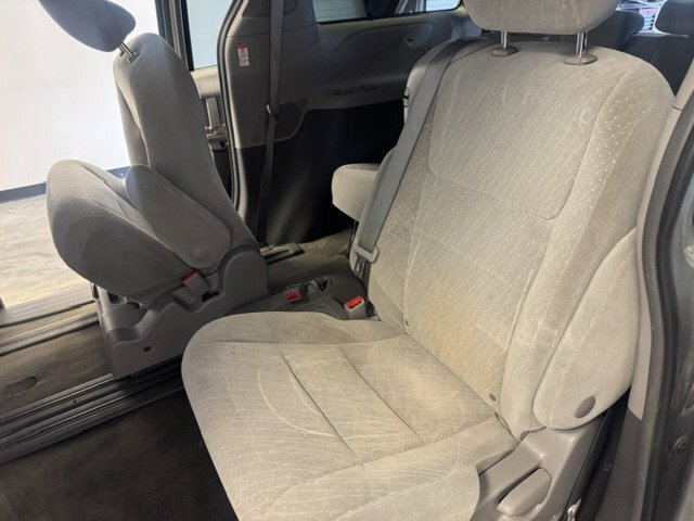 Used 2018 Toyota Sienna LE w/ Carpet Mat Package FWD image 27