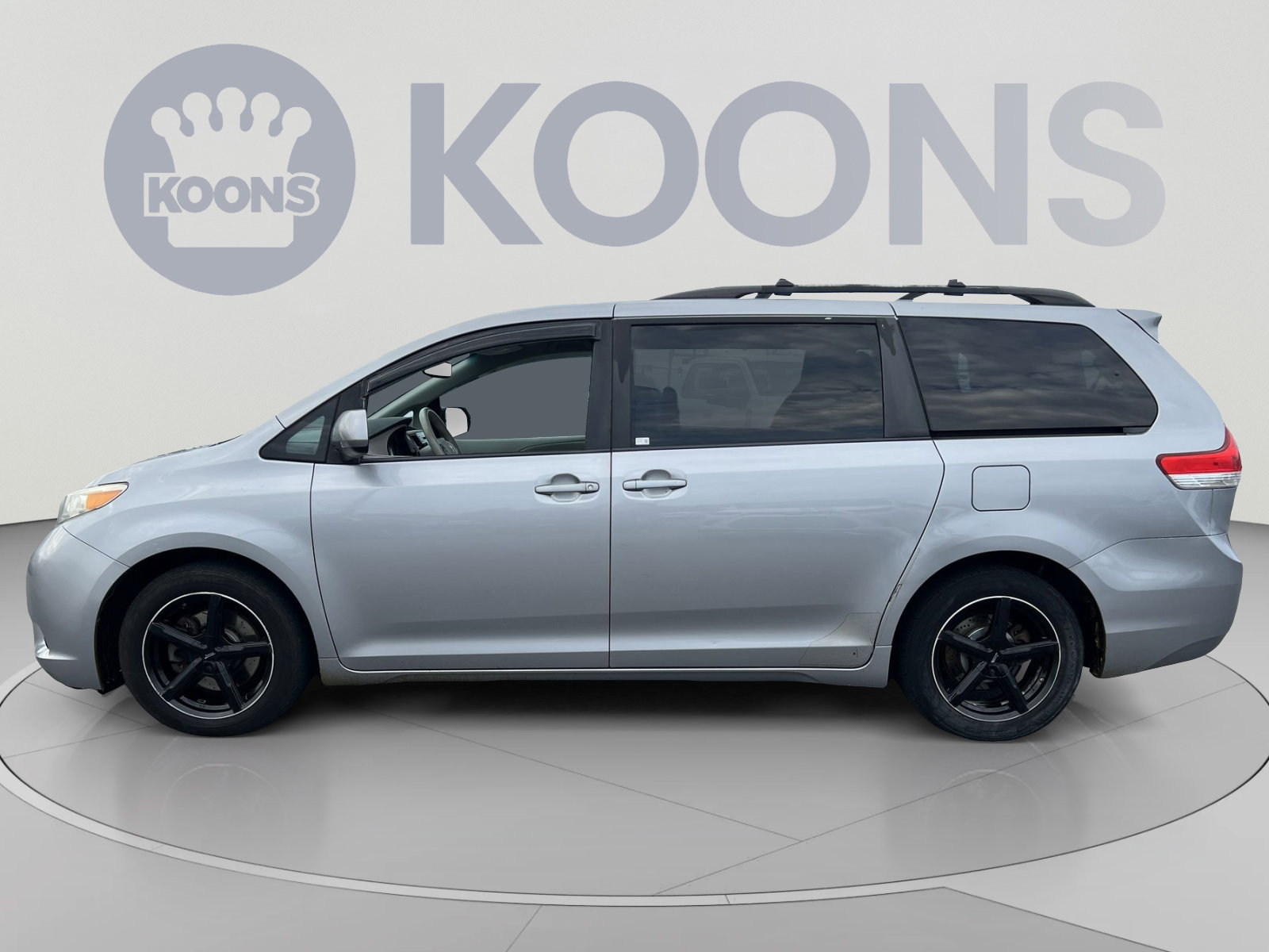 Used 2012 Toyota Sienna LE FWD image 2