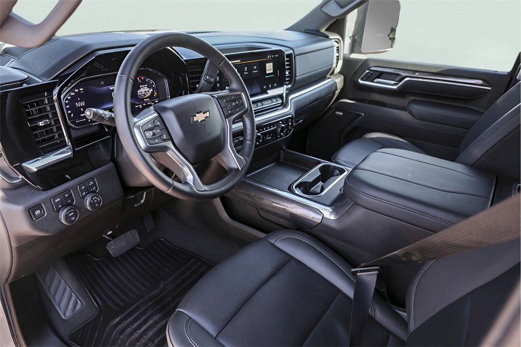 Used 2025 Chevrolet Silverado 2500 LTZ w/ LTZ Convenience Package image 13