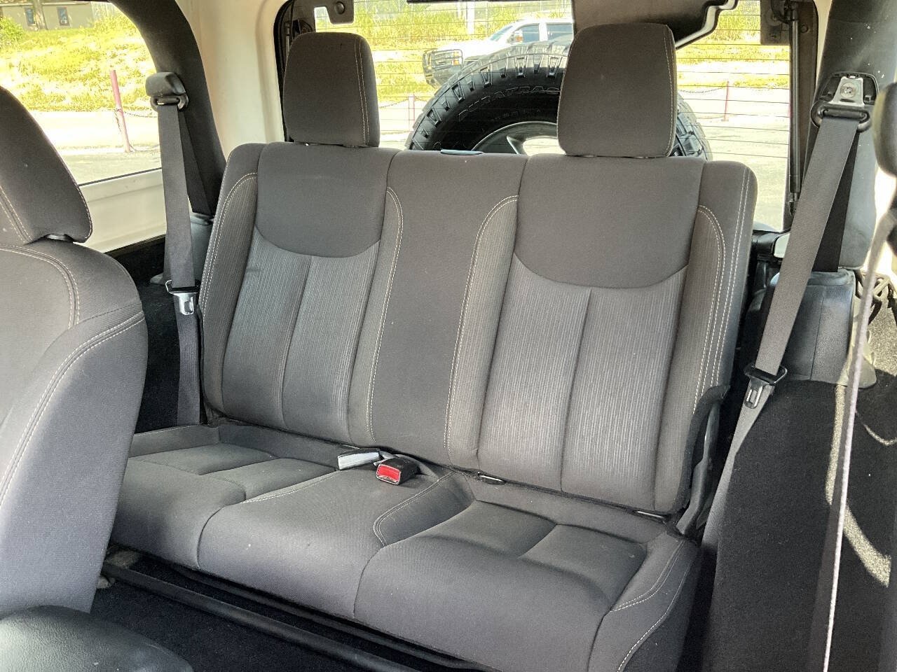 Used 2015 Jeep Wrangler Rubicon w/ Power Convenience Group AWD/4WD image 15