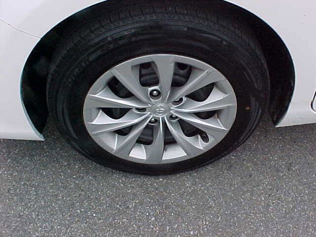 Used 2016 Toyota Camry LE image 5