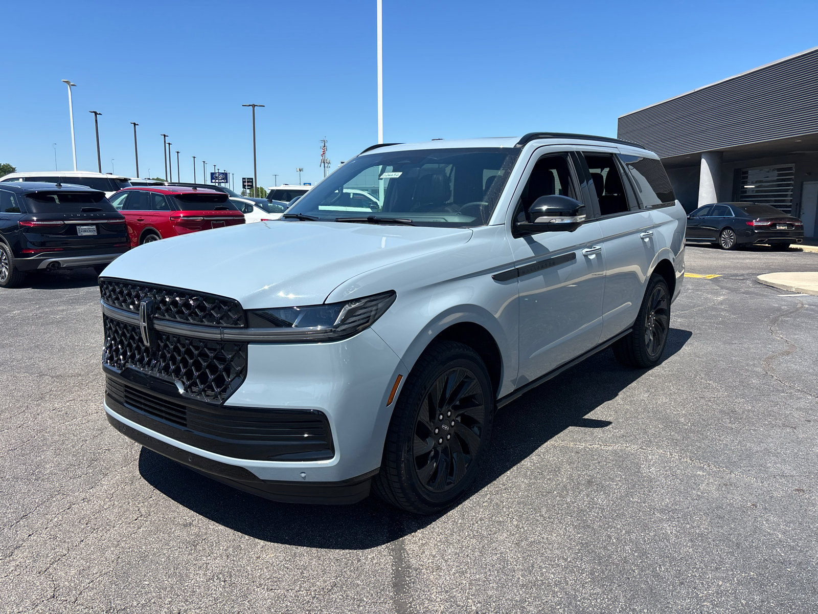New 2026 Lincoln Navigator Reserve w/ Jet Appearance Package AWD/4WD image 3
