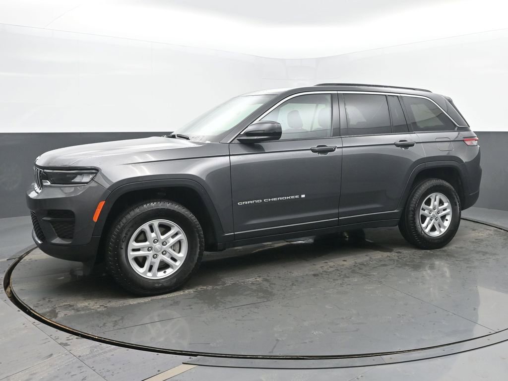 Used 2024 Jeep Grand Cherokee Laredo image 2