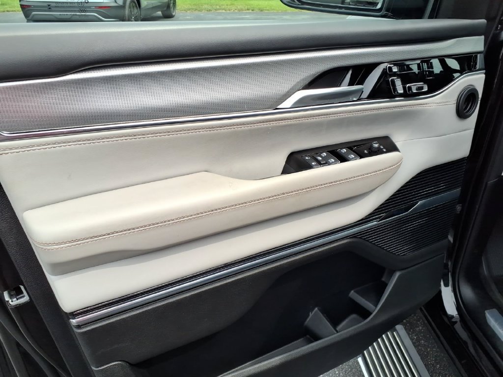 Used 2023 Jeep Grand Wagoneer 4WD image 13